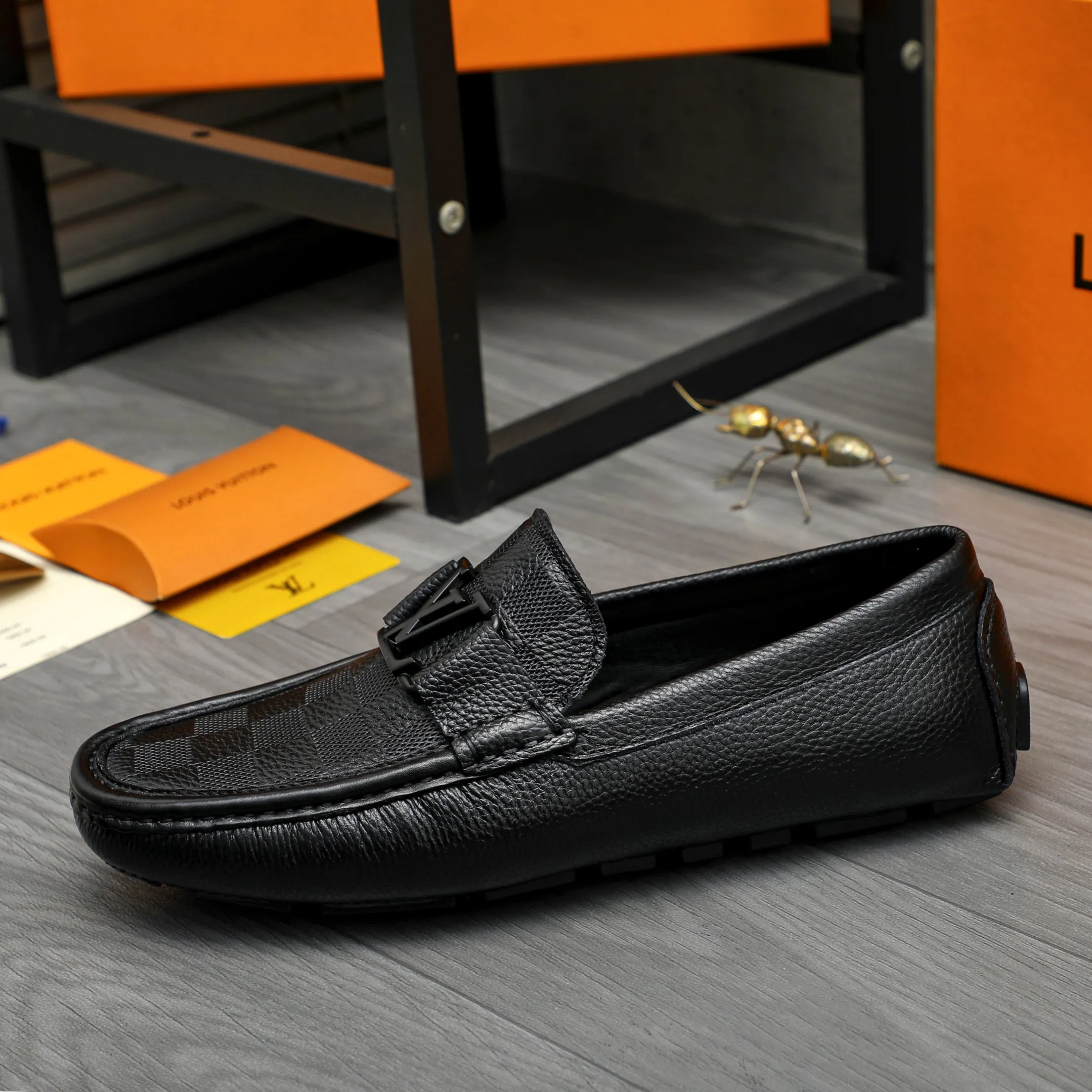 Men's shoes 💰p420 Product trademark: LV (Louis Vuitton) casual slip-on men's shoes Regular size: 38-44 Product material: Selected pebbled checkered cowhide upper, sheepskin lining, rubber outsole